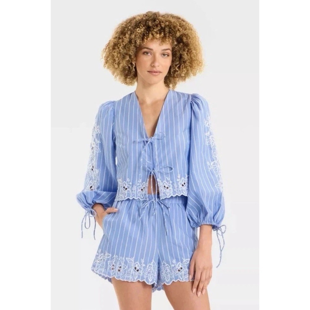 Future Collective Long Sleeve Eyelet‎ Tie-Front Poplin Blouse / Women's Large